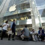 Clientes acampados a las puertas de una tienda Apple en Sídney a la espera de comprar el iPhone 7