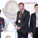 El alcalde de Valladolid, Óscar Puente, cede el testigo a la comitiva china, encabezada por el delegado del alcalde de Beijing, Chen Mingjie, y el empresario Su Zhimin
