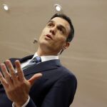 Pedro Sánchez, durante la rueda de prensa ofrecida tras la reunión con los grupos independentistas catalanes de ERC y DiL.