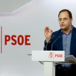 César Luena, durante la rueda de prensa ofrecida esta tarde.