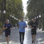El ex secretario general del PSOE y candidato a las Primarias, Pedro Sánchez, (c.), que ayer celebró un mitin en la localidad de Elche, corriendo hoy a primera hora de la mañana por el paseo marítimo de Alicante