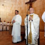 El nuncio apostólico, Renzo Fratini, preside los actos de consagración del templo y bendición del altar del nuevo centro parroquial Nuestra Señora del Rosario de León
