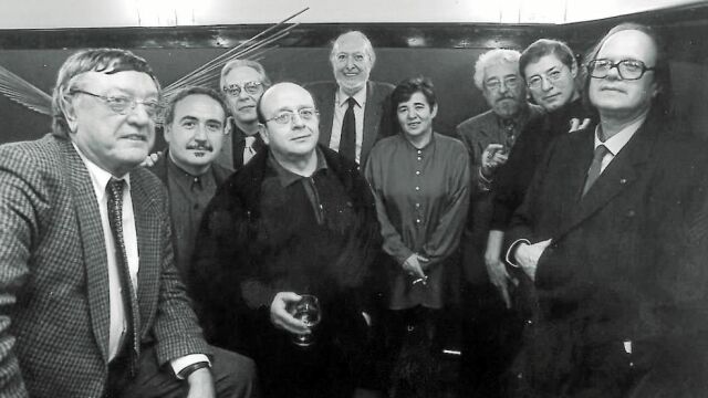 Nueve personajes hay en la foto y nueve eran los novísimos, pero no están todos. Falta Leopoldo María Panero, cuyo lugar ocupa Josep Maria Castellet, en el centro de la imagen