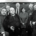 Nueve personajes hay en la foto y nueve eran los novísimos, pero no están todos. Falta Leopoldo María Panero, cuyo lugar ocupa Josep Maria Castellet, en el centro de la imagen