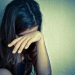 Viola a su hija lesbiana para demostrarle que el sexo con hombres es mejor