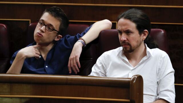 El líder de Podemos, Pablo Iglesias (d), y el portavoz parlamentario del partido, Íñigo Errejón (i)