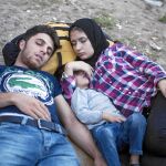 Una joven familia de origen árabe descansa ayer en un parque del Belgrado a la espera de poder coger uno de los trenes que le llevará al norte
