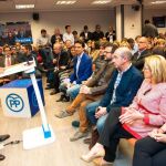 En el atril, el número 2 del PP de Valencia, Vicente Ferrer, en primera fila Betoret y Contelles, entre otros