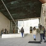 Familiares y amigos entran al Tanatorio Municipal de Valencia para despedir a la senadora y exalcaldesa de Valencia Rita Barberá