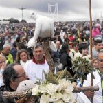 En el Santuario de Fátima se ha instalado un rosario gigante, obra de Joana Vasconcelos, que pesa más de media tonelada