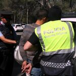 Agentes de la Guardia Urbana de Tarragona y los Mossos d'Esquadra trasladan a uno de los detenidos en la operación que están desarrollando en el barrio de Sant Salvador de Tarragona contra el tráfico de cocaína