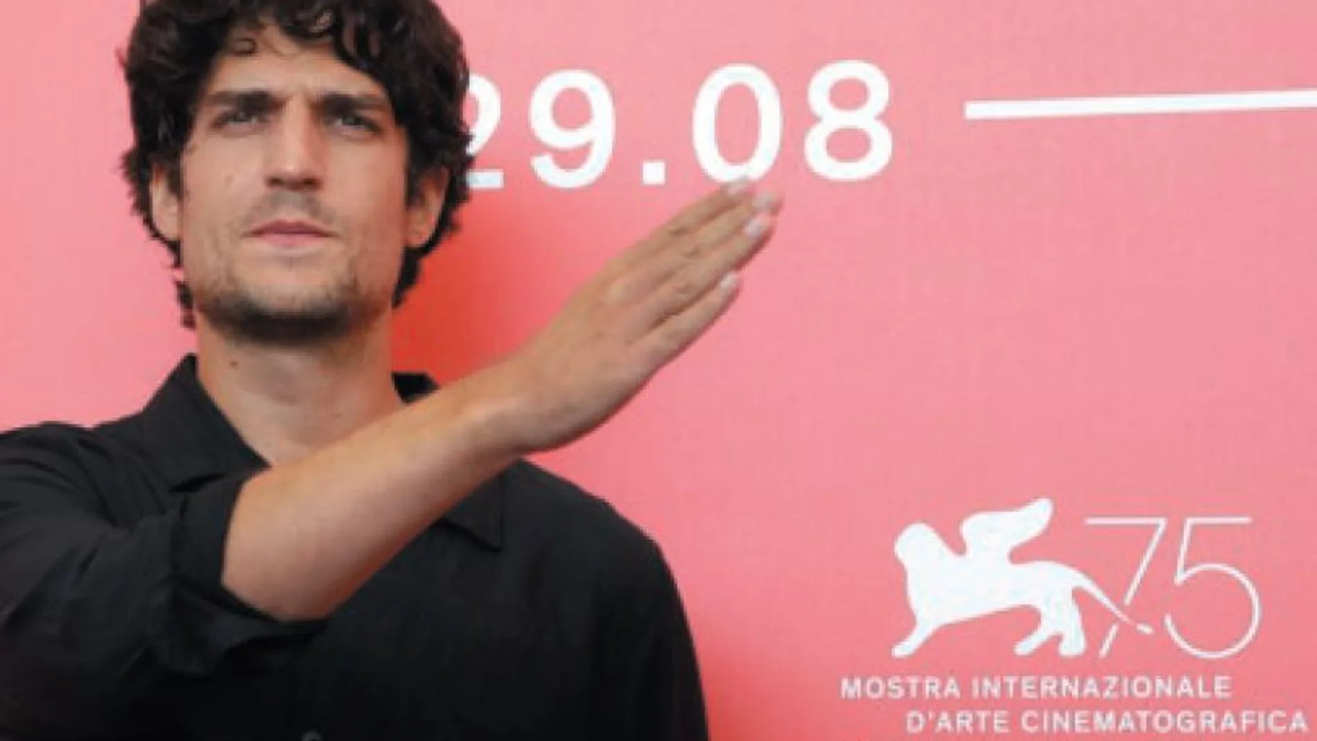 El actor Louis Garrel, que da vida a Robespierre en «Un peuple et son Roi», ayer, en Venecia / Ap