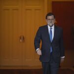 El presidente del Gobierno, Mariano Rajoy, sale del Palacio de la Moncloa, en una imagen de archivo