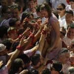 Imagen de una joven en la plaza del Ayuntamiento a la espera del chupinazo