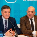 Francisco Vázquez y Jesús Julio Carnero atienden a la prensa antes de la reunión