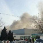 Un importante efectivo de bomberos, con más de 19 vehículos y 110 agentes, acudió a la zona del incendio.