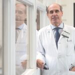 Laureano Molins, responsable de Cirugía Torácica del Hospital Clínic y presidente del AECC-Cataluña Contra el Cáncer