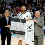 El presidente de la EuroLiga, Jordi Bertomeu, y el exjugador del Madrid, Emiliano Rodríguez, entregan una placa conmemorativa a Felipe Reyes / Efe