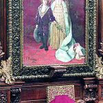La alcaldesa de Barcelona, Ada Colau, y el primer teniente alcalde, Gerardo Pisarello, durante el pleno del consistorio barcelonés, delante del cuadro de la reina regenta María Cristina.