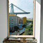 A través de la ventana de esta casa genovesa se ve lo que aún queda en pie del puente Morandi, cuya construcción se derrumbó el pasado verano.