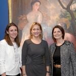 La consejera de Cultura, Ana Isabel Mariño; la alcaldesa de Pozuelo, Paloma Adrados, y la concejala de cultura, Isabel González, ayer durante la inauguración