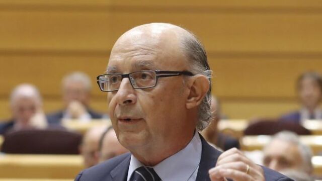El ministro de Hacienda, Cristóbal Montoro, durante la reunión que celebra el Consejo de Política Fiscal y Financiera hoy en Madrid