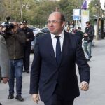 El presidente del Gobierno de Murcia, Pedro Antonio Sánchez (d), a su llegada al Tribunal Superior de Justicia de Murcia