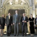 El Rey Felipe VI posa en la «foto de familia» de la Cumbre Iberoamericana, ayer en Antigua (Guatemala)