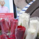 La tradición indica que en Sant Jordi hay que regalar un libro y una rosa
