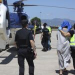 Fotografía facilitada por la Policía Nacional, del traslado de los detenidos hoy en Mallorca por su pertenencia a una célula de la organización terrorista Dáesh