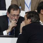 El presidente del Gobierno y del PP, Mariano Rajoy, conversa con el portavoz del PP en el Congreso, Rafael Hernando