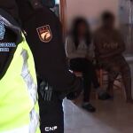 Dos agentes, durante uno de los registros practicados