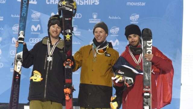 El estadounidense Aaron Blunck (c), medalla de oro, el Canadiense Mike Riddle (i), medalla de plata, y el Frances Kevin Rolland (d), medalla de bronce, tras la final halfpipe de freestyle en los Mundiales de Sierra Nevada