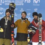 El estadounidense Aaron Blunck (c), medalla de oro, el Canadiense Mike Riddle (i), medalla de plata, y el Frances Kevin Rolland (d), medalla de bronce, tras la final halfpipe de freestyle en los Mundiales de Sierra Nevada