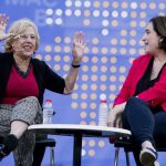 Las alcaldesas de Barcelona y Madrid, Ada Colau (d) y Manuel Carmena (i), en un acto municipales este mes de junio.