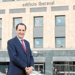 José Rolando Álvarez Valbuena, presidente de Iberaval, a las puertas de la compañía