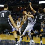 El español Marc Gasol (c) de Memphis Grizzlies avanza junto al español Anderson Varejao (d) de Golden State Warriors.