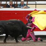 Juan José Padilla dando una larga de rodillas / EFE