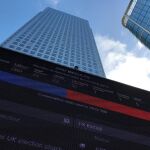 Los resultados electorales en un pantalla en el distrito financiero de Londres.