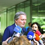 El ministro de Educación, Íñigo Méndez de Vigo, atiende a los medios