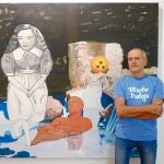 El artista Pat Andrea posa junto a uno de sus cuadros en la Galería Víctor Saavedra