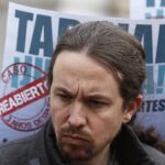 El líder de Podemos Pablo Iglesias, participa en un minuto de silencio por el tercer aniversario de la muerte de quince inmigrantes en El Tarajal (Ceuta).