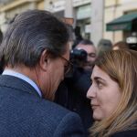El expresidente de la Generalitat y presidente del PDeCAT, Artur Mas, conversa con la coordinadora general del PDeCAT, Marta Pascal, ayer a su llegada al Tribunal Supremo