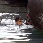 Imagen de archivo de un joven inmigrante tras saltar del barco que une Melilla con Málaga