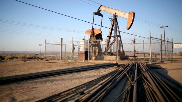 Una bomba de extracción en un campo petrolífero cerca de Taft, California, EEUU