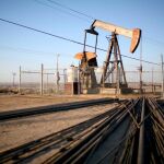 Una bomba de extracción en un campo petrolífero cerca de Taft, California, EEUU