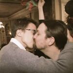 Beso bajo el muérdago de Íñigo Errejón y Pablo Iglesias