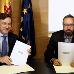 El portavoz del PP en el Congreso, Rafael Hernando, y el de Ciudadanos, Juan Carlos Girauta, durante la firma del acuerdo de investidura