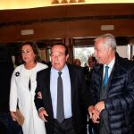 Curro Romero, acompañado por Carmen Tello y Javier Arenas, en la entrega de las Medallas de Andalucía / Foto: Manuel Olmedo
