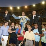 Manuel Manzanares, Enrique Ponce y José María Manzanares saliendo por la puerta grande, tras la corrida en homenaje a José María Manzanares celebrada el pasado 2015